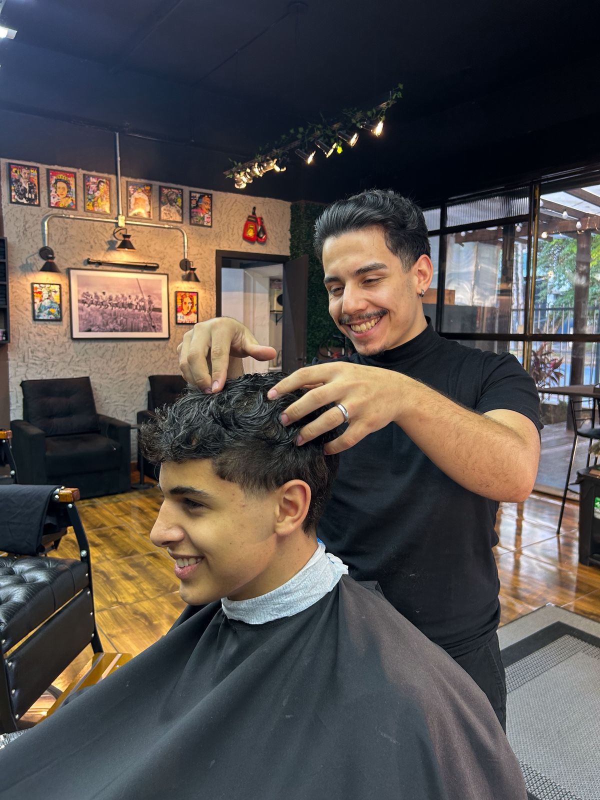 Ambiente da Barbearia Art of Life — barbeiro atendendo cliente na Unidade Lavras